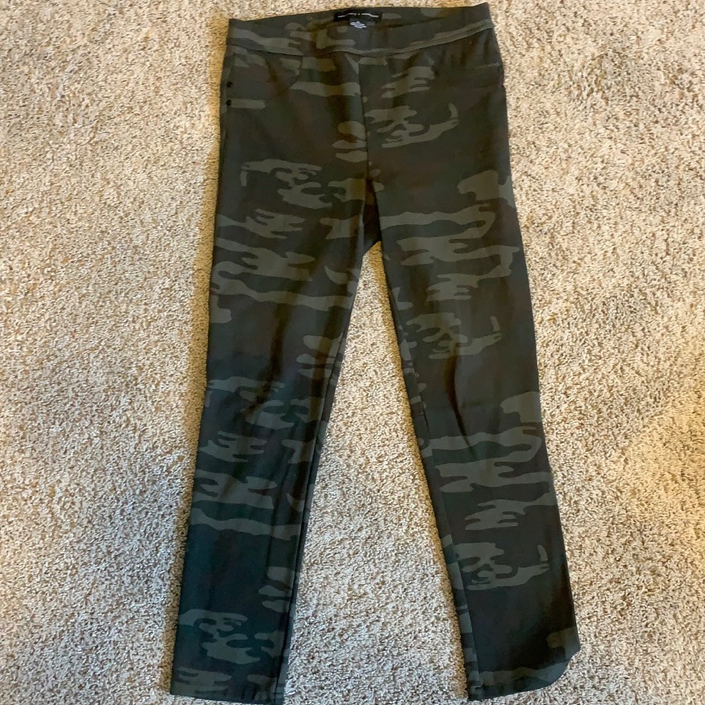 Army print medium leggings from Anthropologie perfect condition